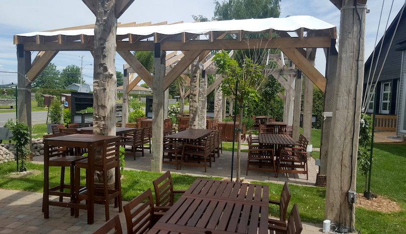 terrasse de la cremerie et resto Marine Marchande a St-Stanislas-de-Kostka photo courtoisie CLD