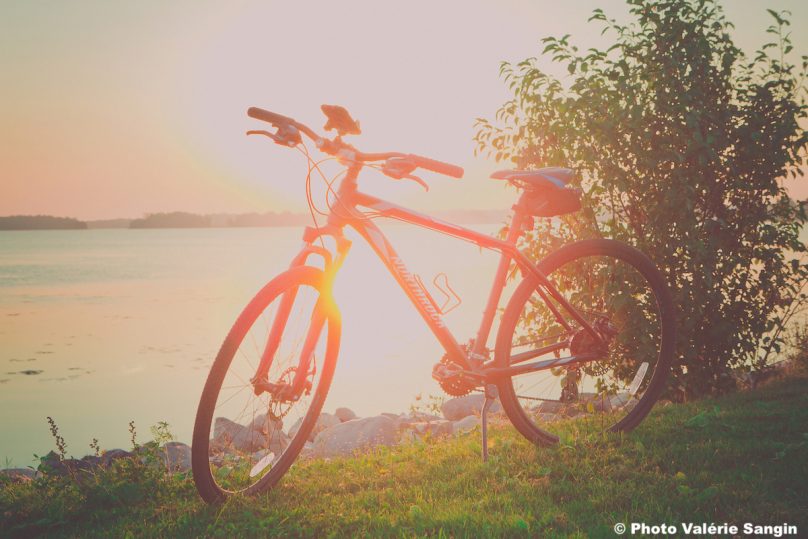 velo coucher de soleil tourisme Photo Valerie_Sangin via ExploreVS