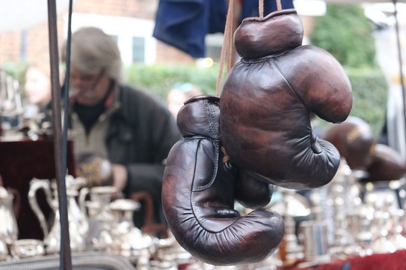 vente de garage marche aux puces aubaines gants boxe photo SweetMellowChill via Pixabay et INFOSuroit