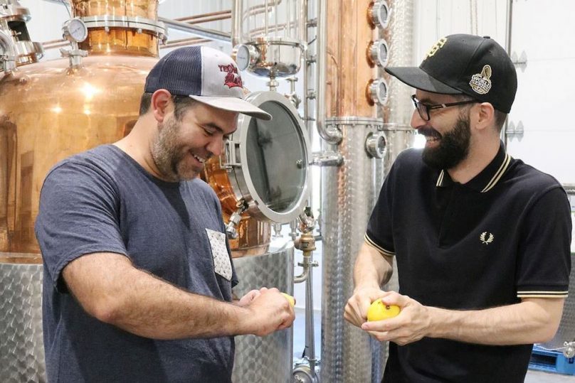 DominicProulx et MathieuCaron Distillerie 3 Lacs devant alambic photo via SADC