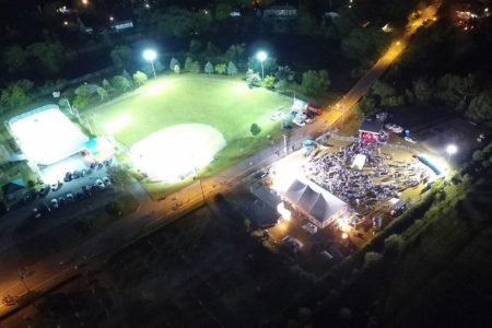 Festival-Stephanois-vue-aerienne-terrain-dek-hockey-et-balle-molle-chapiteau-secene-photo-via-MRC