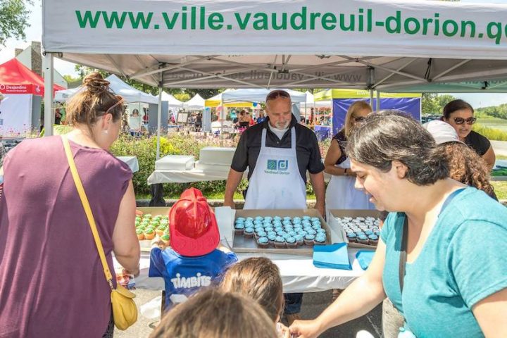 Fete du citoyen 2018 distribution de cubcakes avec maire et elus Ville Vaudreuil-Dorion