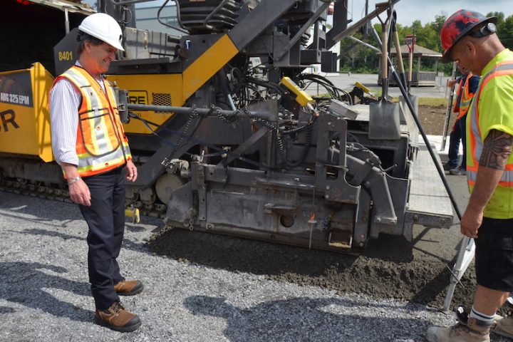 PProuthier maire Chateauguay visite chantier boul Industriel aout2019 photo courtoisie