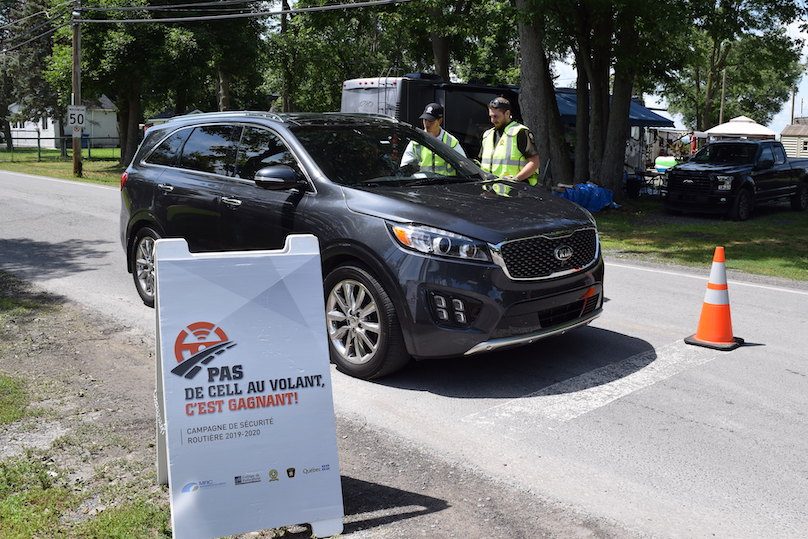 campagne securite Pas_de_cell_au_volant SQ policiers a St-Stanislas-de-Kostka photo via MRC