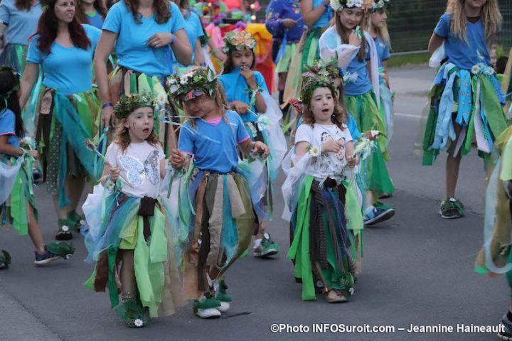 familles et jeunes participants au Defile Mozaik 2019 Vaudreuil-Dorion photo JH INFOSuroit