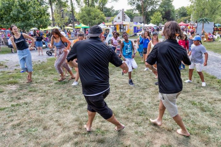 fete du citoyen 2018 parc Valois danse participants familles et kiosques photo Facebook Ville Vaudreuil-Dorion