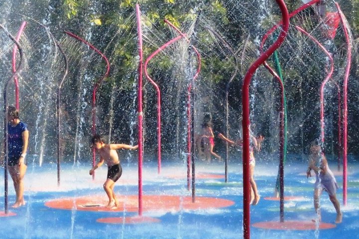 jeux eau enfants saison estivale ete photo Arulonline via Pixabay et INFOSuroit