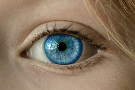 oeil bleu iris cils photo Cocoparisienne via Pixabay et INFOSuroit