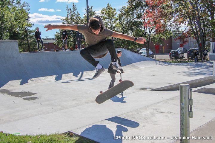 perfromance de skater au nouveau skatepark Chateauguay photo JH INFOSuroit