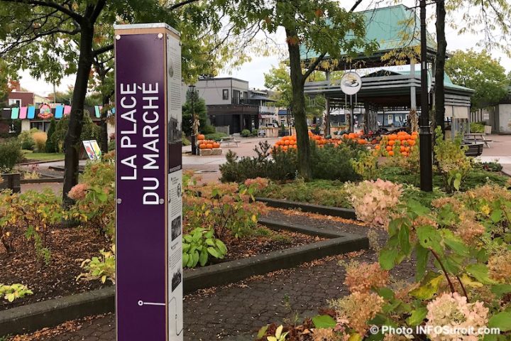 Place du Marche Beauharnois centre-ville automne citrouilles photo INFOSuroit