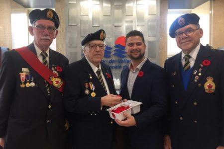 campagne colquelicot 2019 membre de la Legion royale avec MLemieux maire de Valleyfield