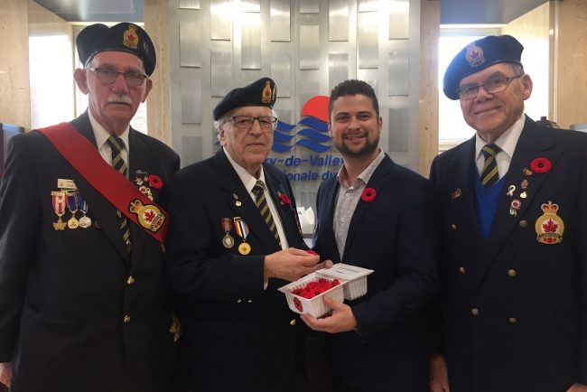 campagne coquelicot 2019 membre de la Legion royale avec MLemieux maire de Valleyfield