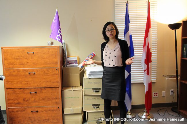 ex-deputee Salaberry-Suroit Anne_Quach avec dossiers pour nouvelle deputee 30oct2019 photo JH INFOSuroit