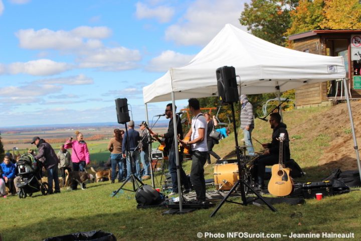 festival-des-couleurs-de-Rigaud-musicien-sur-la-montagne-photo-JHaineault-INFOSuroit