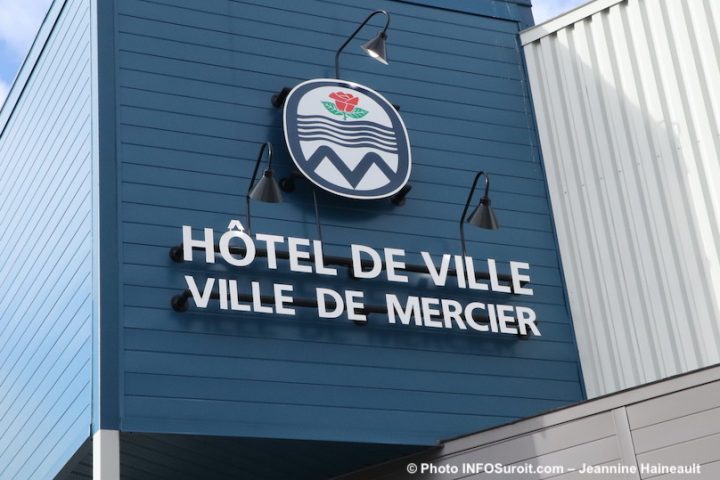 hotel de ville de Mercier photo Jeannine_Haineault INFOSuroit