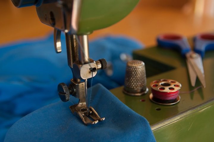 machine a coudre couture reparation ciseau de a coudre photo Jackmac34 via Pixabay et INFOSuroit