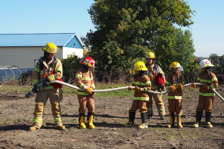 pompiers_d_un-jour-avec-pompiers-de-Valleyfield-a-la-Ferme-Monette-photo-courtoisie-SdV