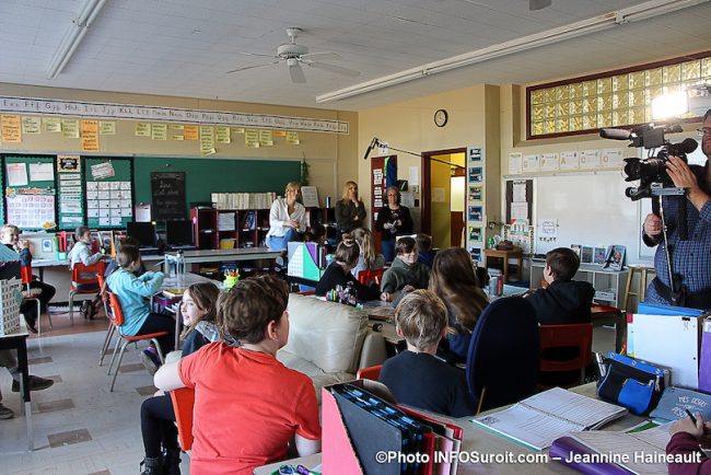 Canal-Vie tournage Kim_Rusk a ecole St-Paul Beauharnois eleves photo JH INFOSuroit