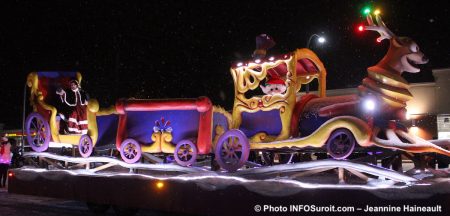 Chateauguay-Histoire-Noel-2018-Char-allegorique-Mere-Noel-photo-JH-INFOSuroit