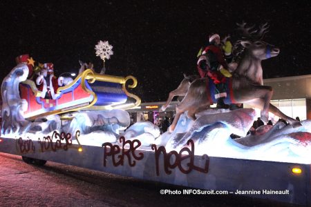 Chateauguay-defile-Noel-2018-Pere-Noel-et-rennes-photo-JH-INFOSuroit