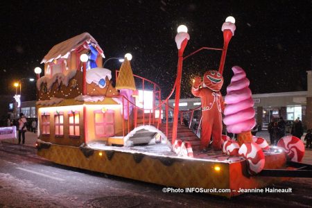 Chateauguay-defile-Noel-2018-char-allegorique-bonhomme-pain-epice-photo-JH-INFOSuroit