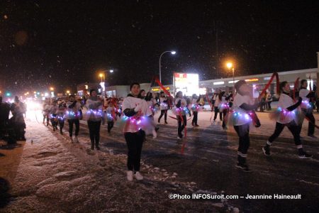 Chateauguay-defile-Noel-2018-participants-sous-la-neige-photo-JH-INFOSuroit