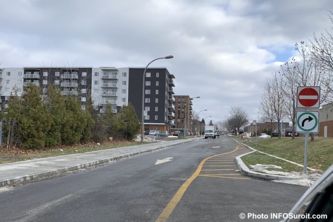 Chateauguay rue de Gaspe Ouest sens unique trottoir large nov2019 photo INFOSuroit