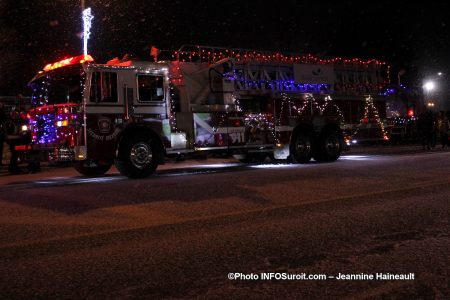 Chateauguay defile Noel 2018 camion pompiers Beauharnois photo JH INFOSuroit