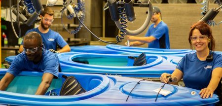 aide assemblage de kayaks production travailleurs usine photo Pelican