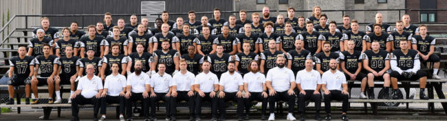 equipe-football-noir-or-2019-cegep-photo-via-college-valleyfield