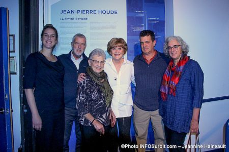 hommage au defunt Jean-Pierre_Houde a Chateauguay murale avec membres de la famille photo JH INFOSuroit