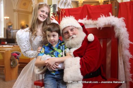 marche de Noel St-Louis-de-Gonzague 2018 pere Noel fee des etoiles et enfant photo JH INFOSuroit