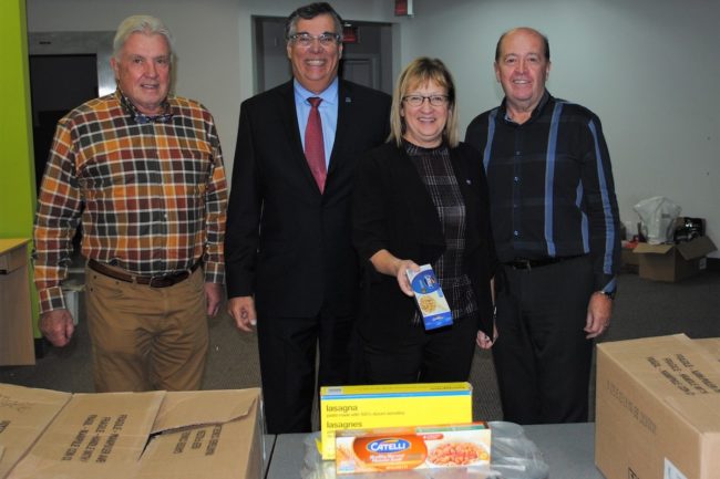 representants Guignolee de Mercier avec le DG RChalifoux et mairesse LMichaud photo courtoisie