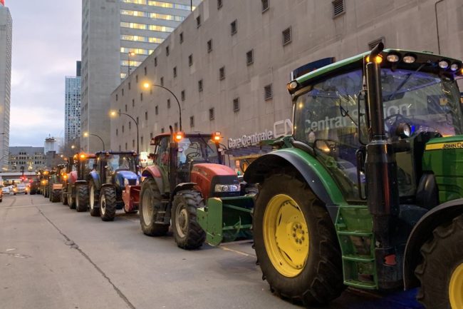 tracteurs manifestation UPA devant gare CN Montreal 22nov2019 photo via UPA