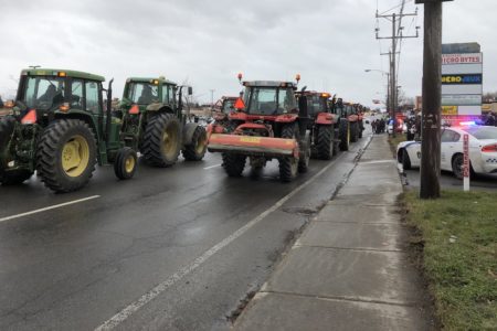 tracteurs manifestation agriculteurs UPA devant bureau deputee a Chateauguay 22nov2019 photo UPA