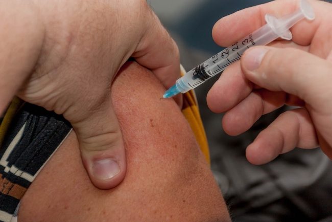 vaccin contre la grippe seringue aiguille photo huntlh via Pixabay et INFOSuroit