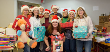 benevoles-entraide-mercier-cadeaux-noel-photo-via-entraide-mercier