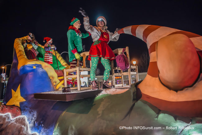 char-allegorique-lutins-du-Pere-Noel-defile-2019-Chateauguay-photo-Robert_Robidoux-INFOSuroit