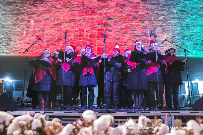 chorale-chants-de-Noel-Chateauguay-2019-defile-fete-photo-Robert_Robidoux-INFOSuroit