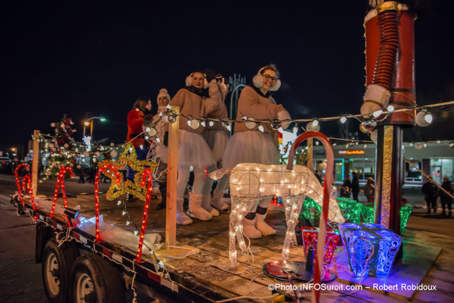 defile-Noel-2019-Chateauguay-char-allegorique-danseurs-ballet-photo-Robert_Robidoux-INFOSuroit