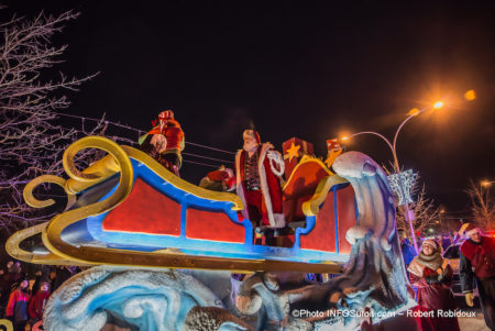 defile-Noel-Chateauguay-2019-Pere-Noel-char-allegorique-photo-Robert_Robidoux-INFOSuroit