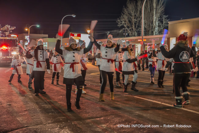 defile-de-Noel-2019-Chateauguay-animation-danseurs-photo-Robert_Robidoux-INFOSuroit