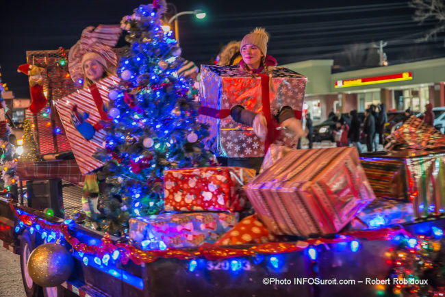 defile-de-Noel-2019-Chateauguay-char-allegorique-cadeaux-photo-Robert_Robidoux-INFOSuroit