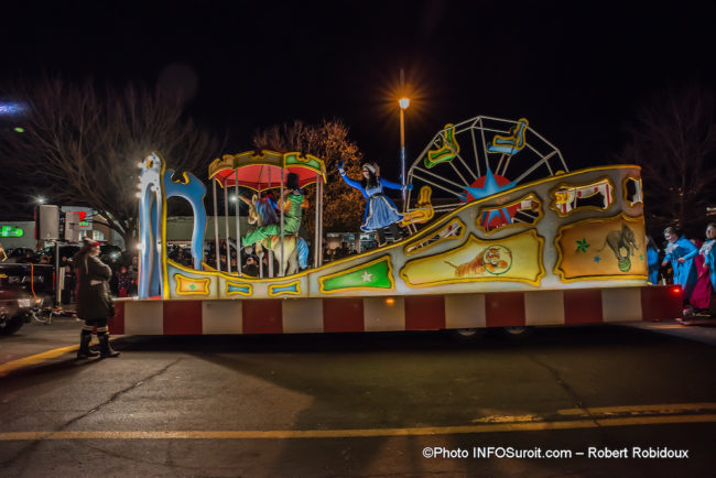 defile-de-Noel-2019-Chateauguay-char-allegorique-cirque-photo-Robert_Robidoux-INFOSuroit