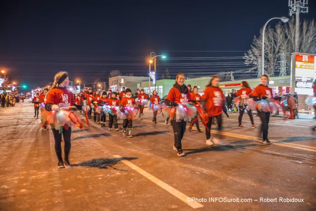 defile-de-Noel-2019-a-Chateauguay-participants-danseurs-photo-Robert_Robidoux-INFOSuroit