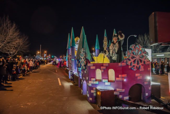 defile-de-Noel-Chateauguay-2019-char-allegorique-reine-des-neiges-phto-Robert_Robidoux-INFOSuroit