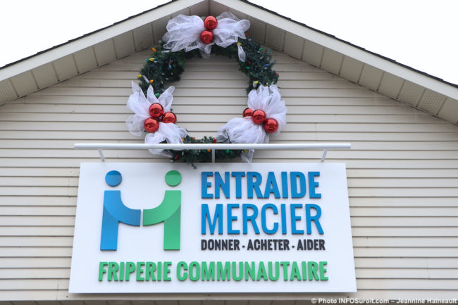 enseigne Entraide_mercier avec couronne Noel dec2019 photo JH INFOSuroit