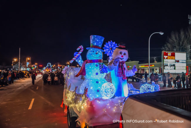 grand-defile-noel-2019-Chateauguay-bonhomme-de-neige-lumiere-photo-Robert_Robidoux-INFOSuroit