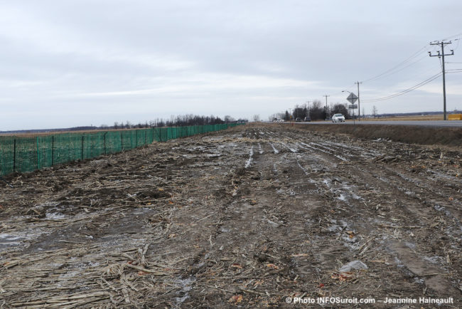 installation clotures a neige route 138 de Ste-Martine a Mercier photo JH INFOSuroit