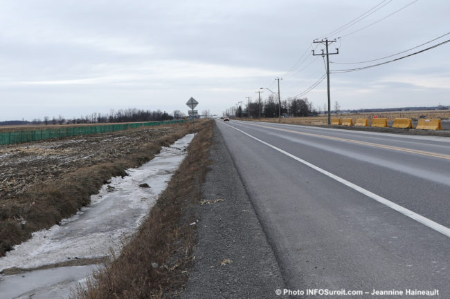 installation de clotures a neige champ pres route 138 dec2019 photo JH INFOSuroit